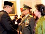 presiden-sby-memberi-ucapan-selamat-usai-melantik-jenderal-moeldoko-sebagai-panglima-tni.jpg