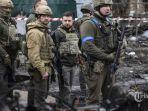 presiden-volodymyr-zelensky-tengah-berjalan-di-kota-bucha.jpg