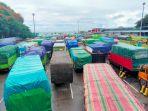 puluhan-kendaraan-tertahan-di-pelabuhan-merak.jpg