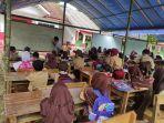 puluhan-murid-sdn-kiarajangkung-belajar-di-tenda.jpg