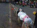 puluhan-sampah-dibungkus-plastik-hingga-karung-berjejer-di-tengah-jalan-raden-fatah.jpg