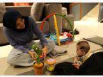 putri-delina-ajak-main-baby-adzam.jpg