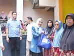 ratu-zakiyah-bagi-sembako.jpg