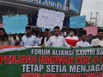 ratusan-aliansi-santri-banten-demonstrasi-di-depan-kantor-dpw-ppp-provinsi-banten.jpg