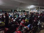 ratusan-kendaraan-motor-antre-menunggu-giliran-naik-ke-kapal-ferry-di-pelabuhan-merak.jpg