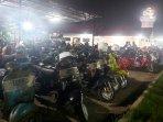 ratusan-motor-vespa-berjejer-rapi-di-tempat-parkir-banten-lama.jpg