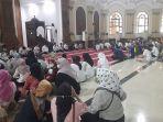 ratusan-tenaga-honorer-saat-istighosah-dan-doa-bersama-di-masjid-agung-al-bantani.jpg