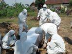 relawan-tergabung-dalam-relawan-mengetuk-pintu-langit-rmpl-memakamkan-jenazah-pasien-covid-19-3.jpg