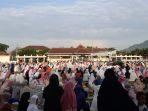 ribuan-warga-kabupaten-serang-salat-idul-fitri-bersama-bupati-serang-ratu-tatu-chasanah.jpg