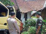 rumah-ditabrak-truk-bermuatan-pasir-pandeglang.jpg