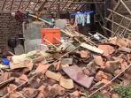rumah-keluarga-rusdianto-ambruk-di-kampung-boru-baros-desa-cilaku-kecamatan-curug-kota-serang-2.jpg