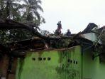 rumah-rusak-akibat-angin-puting-beliung.jpg