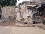 rumah-yang-berada-di-tengah-jalan-maulana-kota-tangerang.jpg