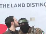 sandera-Israel-yang-cium-dahi-tentara-Hamas.jpg