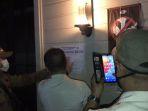 satuan-polisi-pamong-praja-satpol-pp-dki-jakarta-menyegel-kafe-holywings-kemang-1.jpg