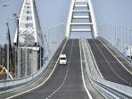 sebuah-kendaraan-melewati-jembatan-crimean-road-and-rail-sepanjang-19-km.jpg