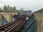 sebuah-mobil-masuk-ke-jalur-kereta-api-di-sumpiuh-kabupaten-banyumas.jpg