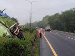 sebuah-truk-mengalami-kecelakaan-di-tol-tangerang-merak-minggu-2952022.jpg