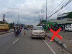 sebuah-truk-tronton-bernomor-polisi-e-9455-yp.jpg