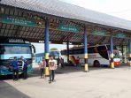 sejumlah-bus-berstiker-khusus-di-terminal-pakupatan.jpg