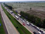 sejumlah-kendaraan-pemudik-memadati-rest-area-km-166-dan-jalan-tol-cipali.jpg
