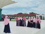 sejumlah-peziarah-berfoto-bersama-di-kawasan-masjid-agung-banten.jpg