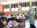 seorang-guru-tengah-mengajar-siswa-sekolah-dasar-di-salah-satu-sd-di-kota-tangerang.jpg