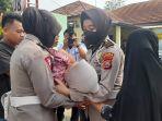 seorang-kerabat-korban-jatuh-pingsan.jpg