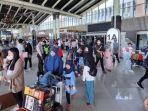 suasana-arus-balik-lebaran-para-penumpang-pesawat-di-bandara-soekarno-hatta.jpg