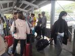 suasana-penumpang-saat-turun-dari-kapal-di-dermaga-2-pelabuhan-merak.jpg