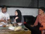 sule-dan-nathalie-holscher-serta-engkom-komara-sedang-menikmati-bubur.jpg