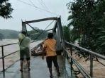 sungai-cimadur-meluap-jembatan-ambruk.jpg