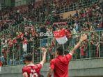 suporter-timnas-indonesia-sedang-memberikan-semangat-kepada-para-pemain-di-stadion-patriot.jpg