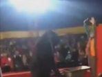 tak-kuat-disiksa-beruang-besar-ini-menyerang-dan-mencakar-pawangnya-saat-pertunjukan-sirkus.jpg