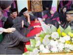tangis-istri-lasminto-pecah-melihat-peti-jenazah-suaminya.jpg