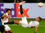 tendangan-salto-pemain-sevilla-diego-carlos-ke-gawang-inter-milan.jpg