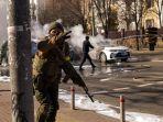 tentara-ukraina-mengambil-posisi-di-luar-fasilitas-militer-saat-dua-mobil-terbakar.jpg