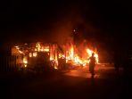 tiga-kios-terbakar.jpg