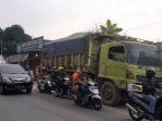 truk-bermuatan-tanah-mogok-dan-tumbuh-pohon-pisang.jpg