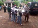tukang-pikul-mogok-jenazah-covid-19-telantar.jpg