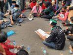 unjuk-rasa-mahasiswa-di-dprd-kabupaten-pandeglang-duduk-bersila.jpg