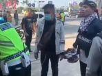 viral-pengendara-motor-pura-pura-kesurupan-saat-diminta-putar-balik.jpg
