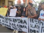 warga-Desa-Margamulya-demo-di-dprd-banten.jpg