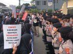 warga-Panarindang-Demo-Polda-Banten.jpg