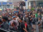 warga-Rancapinang-demo-Kantor-Bupati-Pandeglang.jpg