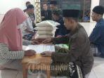 warga-akan-menunaikan-zakat-fitrah.jpg