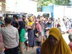 warga-antre-berebut-minyak-goreng-curah-di-kota-cilegon-h.jpg