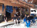 warga-baduy-luar-berkumpul-di-depan-rumah-di-desa-kanekes-kecamatan-leuwidamar-kabupaten-lebak.jpg