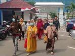 warga-di-Kejari-Serang.jpg