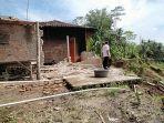 warga-kampung-bojongrangdu-bersihkan-puing-longsor.jpg